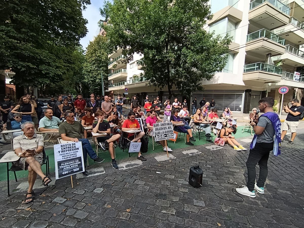Sindicatos de docentes universitarios y agrupaciones estudiantiles de la Universidad de Buenos Aires (UBA) realizan clases públicas frente al departamento sin declarar donde vive Manuel Adorni, en el barrio porteño de Caballito. (Foto: JUAN VARGAS/NA). Sindicatos de docentes universitarios y agrupaciones estudiantiles de la Universidad de Buenos Aires (UBA) realizan clases públicas frente al departamento sin declarar donde vive Manuel Adorni, en el barrio porteño de Caballito. (Foto: JUAN VARGAS/NA).
