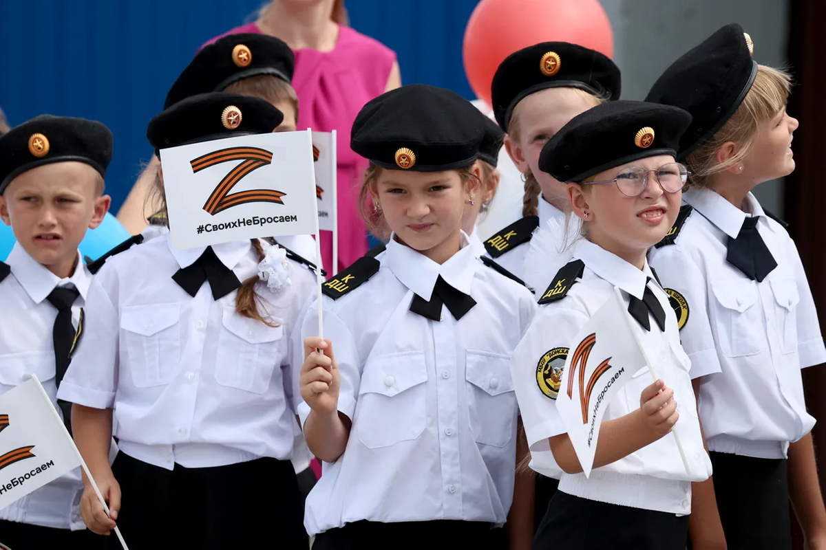 Cadetes de la escuela Donskoy, recibiendo soldados de las fuerzas especiales de la Guardia Rusa 'Berkut', que regresaron de la guerra en Ucrania.