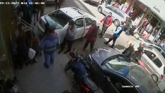 El hombre que dio marcha atrás con su auto y aplastó a una mujer, había sufrido una convulsión por diabetes. El hombre que dio marcha atrás con su auto y aplastó a una mujer, había sufrido una convulsión por diabetes.