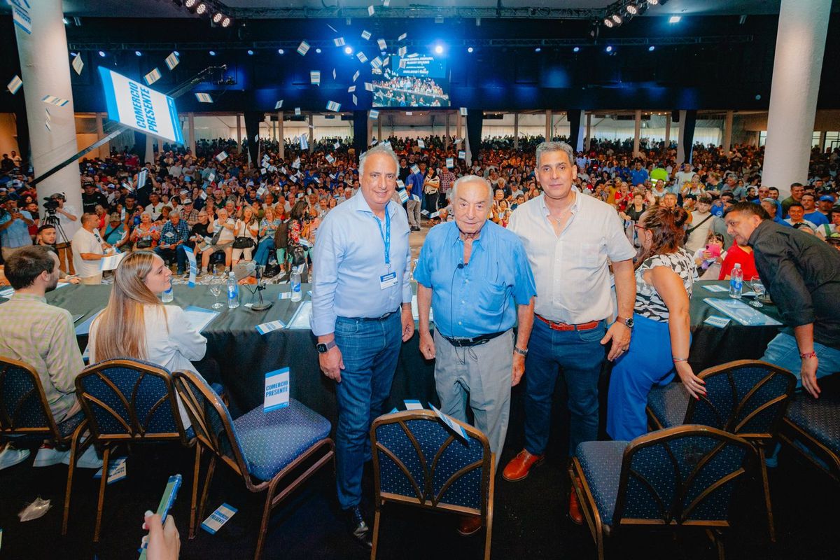 Armando Cavalieri en el centro. Armando Cavalieri en el centro.