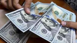 El Gobierno intenta frenar la suba del dólar paralelo a 15 días de las elecciones.