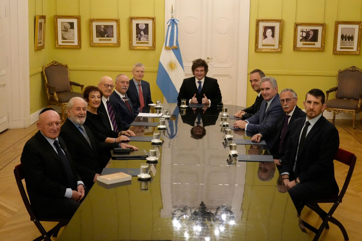 Milei con Adorni a su lado. Milei con Adorni a su lado.