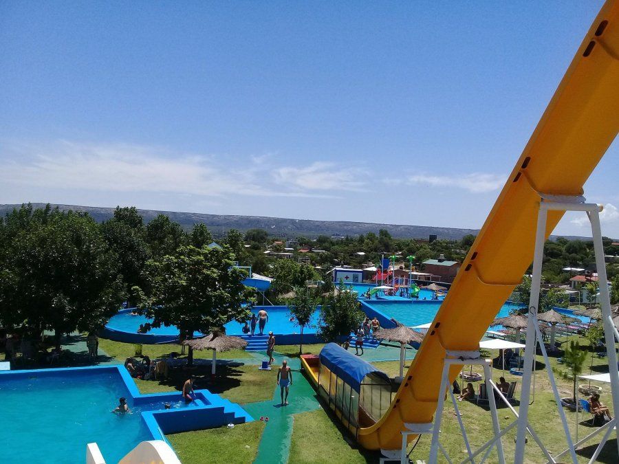 El parque acuático con un tobogán extremo y cinco piletas.