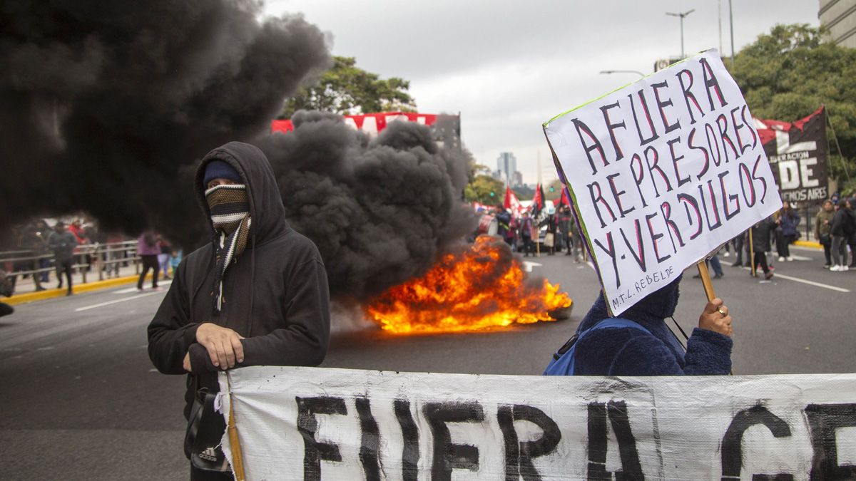 Más de 3 horas de protesta e incidentes frente a la Legislatura de Jujuy (Foto: NA). Más de 3 horas de protesta e incidentes frente a la Legislatura de Jujuy (Foto: NA).