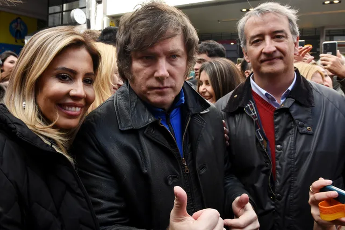 Javier Milei junto a Romina Diez y Nicolás Mayoraz, precandidatos a diputado nacional por La Libertad Avanza en Santa Fe Javier Milei junto a Romina Diez y Nicolás Mayoraz, precandidatos a diputado nacional por La Libertad Avanza en Santa Fe