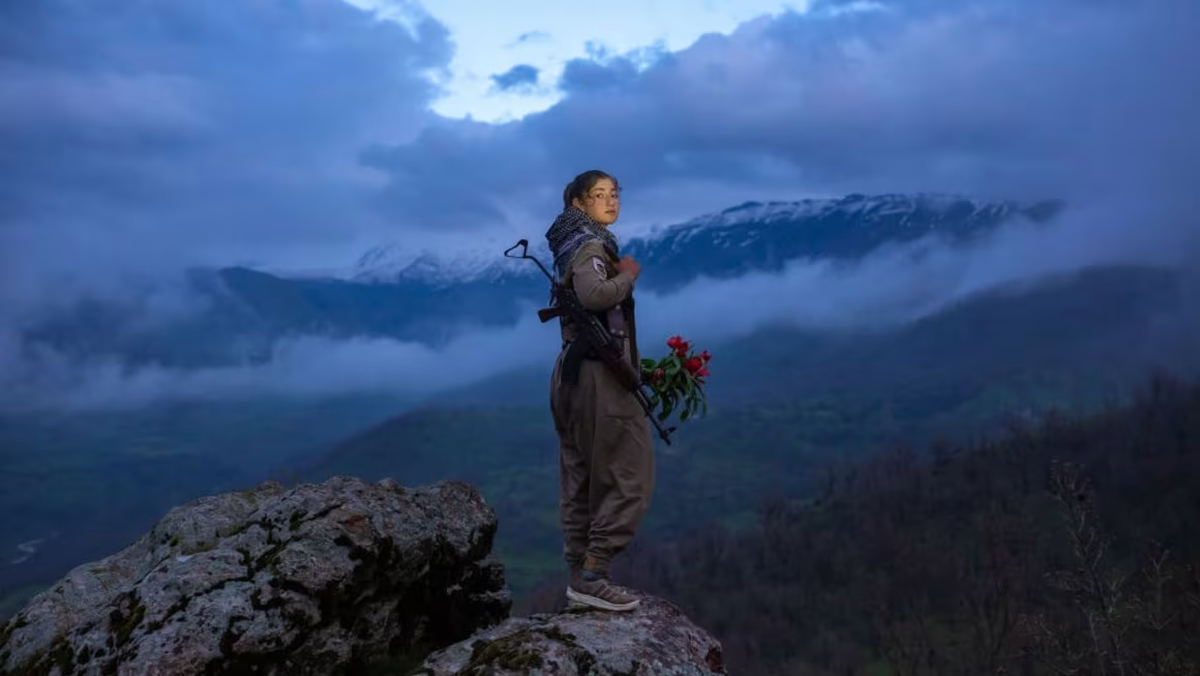 Roja, 16 años, oriunda de Paveh, Rojhelat (Kurdistán iraní), fotografiada el 14 de abril de 2023 en Erbil, Iraq. KEIWAN FATEHI/Middle East Images/AFP vía Getty Images Roja, 16 años, oriunda de Paveh, Rojhelat (Kurdistán iraní), fotografiada el 14 de abril de 2023 en Erbil, Iraq. KEIWAN FATEHI/Middle East Images/AFP vía Getty Images