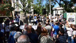 Protesta de vecinos y comunidad de la escuela Bartolomé Ayrolo en el palacio Ceci.