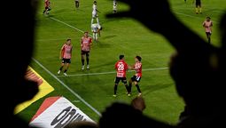 A Brian Aguirre lo buscan sus compañeros tras su asistencia a Carrillo; el ex Boca fue clave para la victoria Pincha