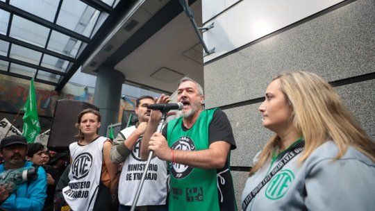 El Gobierno va contra Rodolfo Aguiar, líder de ATE. El Gobierno va contra Rodolfo Aguiar, líder de ATE.