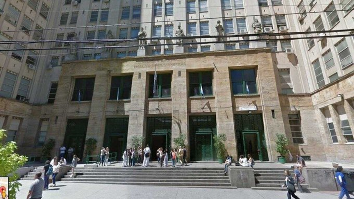 En la Facultad de Odontología de la UBA había unas 3000 personas al momento de la evacuación, según precisaron desde la Policía de la Ciudad. En la Facultad de Odontología de la UBA había unas 3000 personas al momento de la evacuación, según precisaron desde la Policía de la Ciudad.