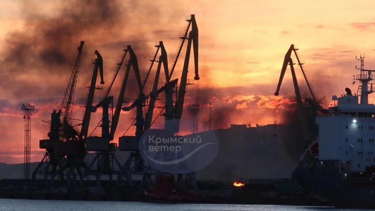 Esta fotografía publicada en el canal de Telegram @VentdeCrimee el 26 de diciembre de 2023 muestra humo elevándose sobre un buque de guerra dañado tras un ataque ucraniano, en el puerto de Feodosiya. ©Telegram / @VentdeCrimee / AFP Esta fotografía publicada en el canal de Telegram @VentdeCrimee el 26 de diciembre de 2023 muestra humo elevándose sobre un buque de guerra dañado tras un ataque ucraniano, en el puerto de Feodosiya. ©Telegram / @VentdeCrimee / AFP