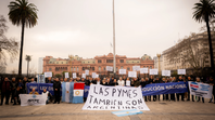 Movilización de PyMES frenta a Casa Rosada. Movilización de PyMES frenta a Casa Rosada.