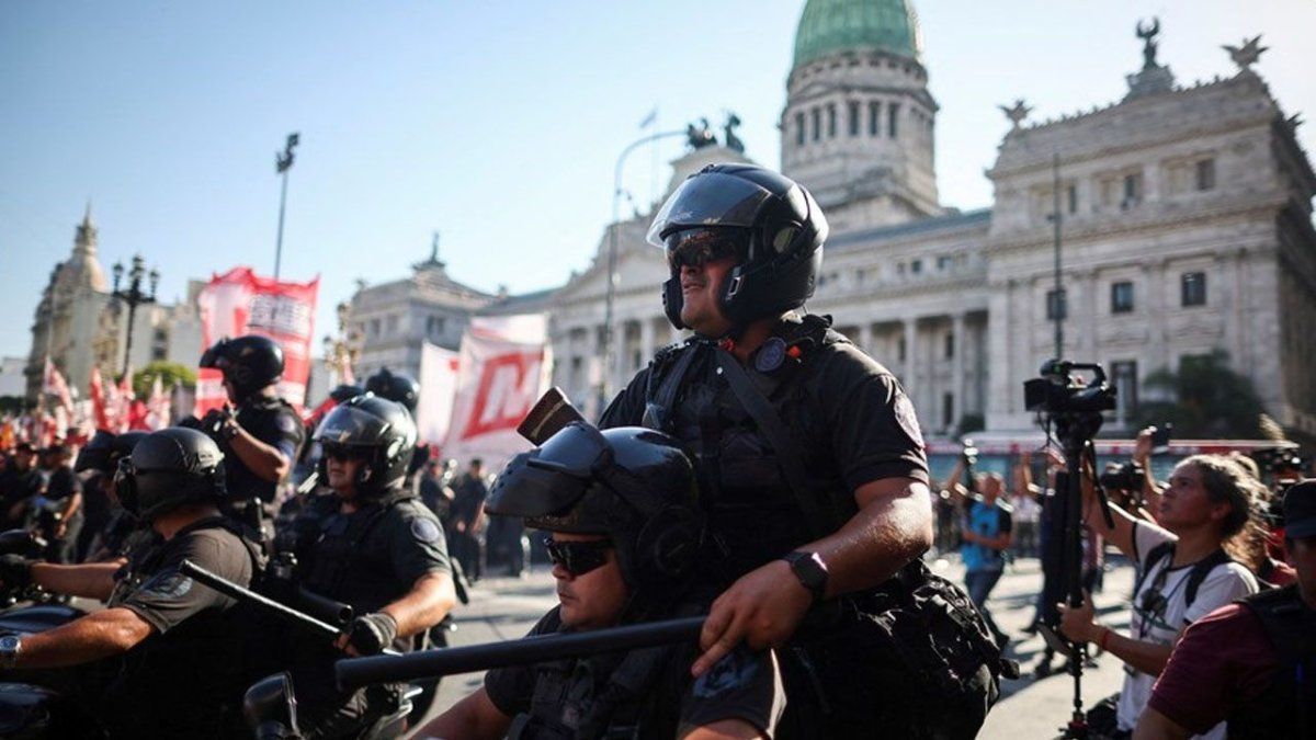 Tarde protestas y corridas frente al Congreso Tarde protestas y corridas frente al Congreso