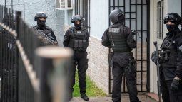 En Rosario, Siete policías fueron imputados por robarse 67 mil dólares en un allanamiento.