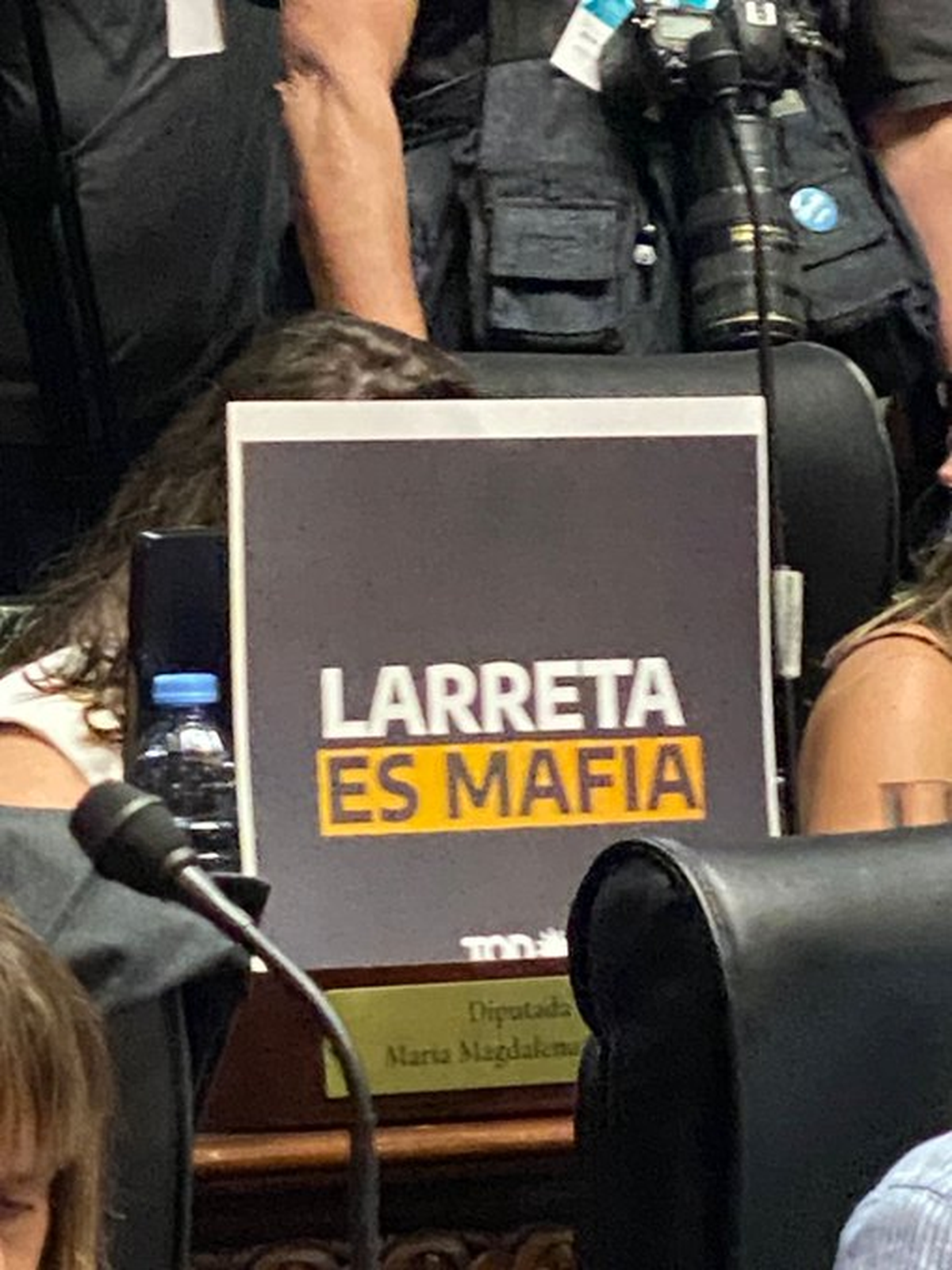 Cartelas en las bancas del Frente de Todos para recibir a Horacio Rodríguez Larreta en la Legislatura.