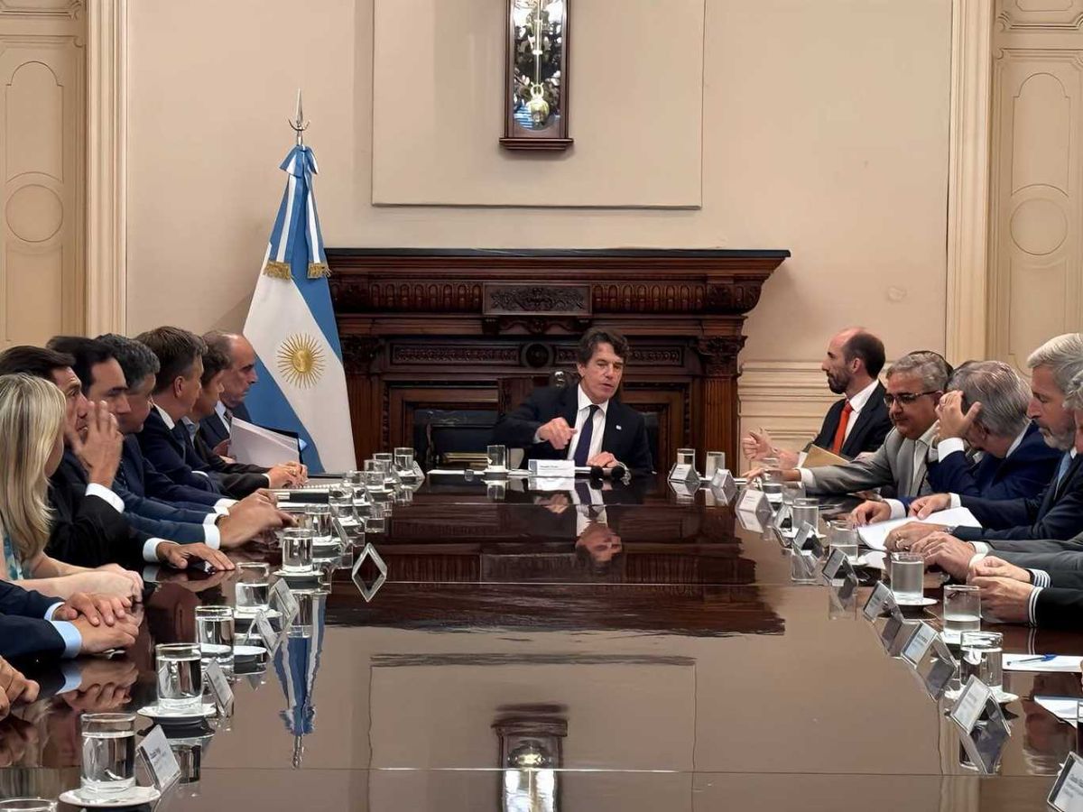 Nicolás Posse, a su derecha Guillermo Francos; a su izquierda José Rolandi, quien lo acompañará al Senado; y los gobernadores en Casa Rosada. Foto NA / Presidencia. Nicolás Posse, a su derecha Guillermo Francos; a su izquierda José Rolandi, quien lo acompañará al Senado; y los gobernadores en Casa Rosada. Foto NA / Presidencia.