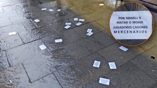 Loshinchas de Newell’s explotaron contra los jugadores en la previa del partidoante Huracán del Torneo Clausura 2025 y los calificaron de “mercenarios”.(Foto: Gentileza: Rosario3) Loshinchas de Newell’s explotaron contra los jugadores en la previa del partidoante Huracán del Torneo Clausura 2025 y los calificaron de “mercenarios”.(Foto: Gentileza: Rosario3)