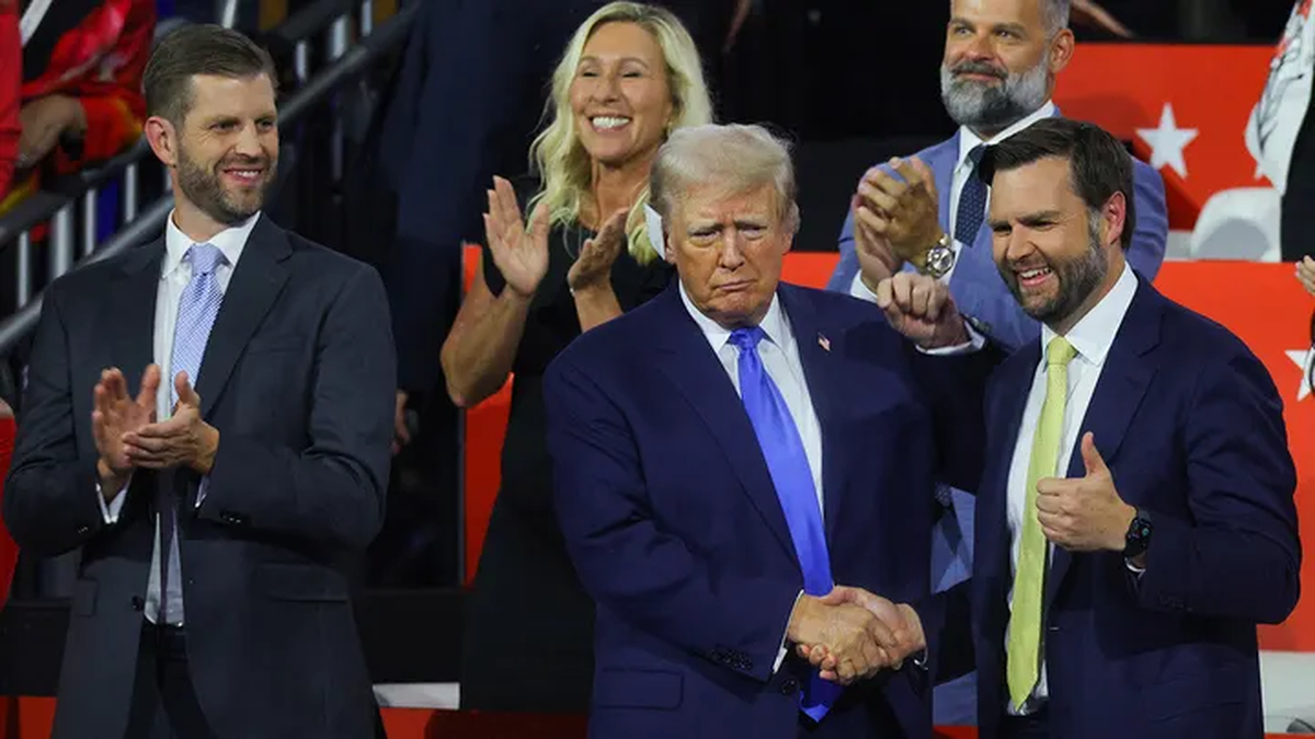 El expresidente Trump estrecha la mano del candidato republicano a la vicepresidencia, JD Vance, en la Convención Nacional Republicana en el Foro Fiserv en Milwaukee, Wisconsin, el 16 de julio de 2024. (Reuters/Brian Snyder) El expresidente Trump estrecha la mano del candidato republicano a la vicepresidencia, JD Vance, en la Convención Nacional Republicana en el Foro Fiserv en Milwaukee, Wisconsin, el 16 de julio de 2024. (Reuters/Brian Snyder)