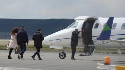 altText(A las 19:00 aterrizó CFK para el festejo con Alberto F. y a las 21:00 llegará al bunker)}