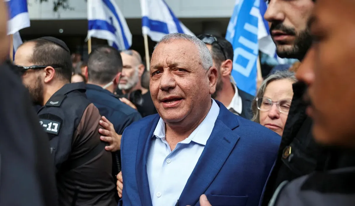 El exjefe del ejército israelí, Gadi Eisenkot, líder del partido Yashar, sale tras votar en las elecciones nacionales en Herzliya, Israel, el 27/10/2026. El exjefe del ejército israelí, Gadi Eisenkot, líder del partido Yashar, sale tras votar en las elecciones nacionales en Herzliya, Israel, el 27/10/2026.