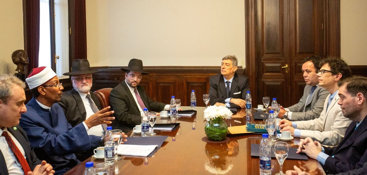 En la mesa, de lado izquierdo: el presidente del Centro Islámico Argentino, Ankah Aníbal Fabián Amin; el Imam Muhammad Ahmad Galal Muhammad, líder religioso del Centro Islámico Argentino; el Gran Rabino de la comunidad sefaradí de Argentina, Rabino Yosef Chehebar, y el Gran Rabino de la Asociación Mutual Israelita Argentina (AMIA), Rabino Eliahu Hamra. Del lado derecho el Director del Centro de Asistencia Judicial Federal (CAJF), Pablo Lamounan (al lado del presidente de la Corte); el decano del Cuerpo Médico Forense, Leonardo Ghioldi; y el director médico de la Morgue Judicial, Santiago Maffia Bizzozero. En la mesa, de lado izquierdo: el presidente del Centro Islámico Argentino, Ankah Aníbal Fabián Amin; el Imam Muhammad Ahmad Galal Muhammad, líder religioso del Centro Islámico Argentino; el Gran Rabino de la comunidad sefaradí de Argentina, Rabino Yosef Chehebar, y el Gran Rabino de la Asociación Mutual Israelita Argentina (AMIA), Rabino Eliahu Hamra. Del lado derecho el Director del Centro de Asistencia Judicial Federal (CAJF), Pablo Lamounan (al lado del presidente de la Corte); el decano del Cuerpo Médico Forense, Leonardo Ghioldi; y el director médico de la Morgue Judicial, Santiago Maffia Bizzozero.