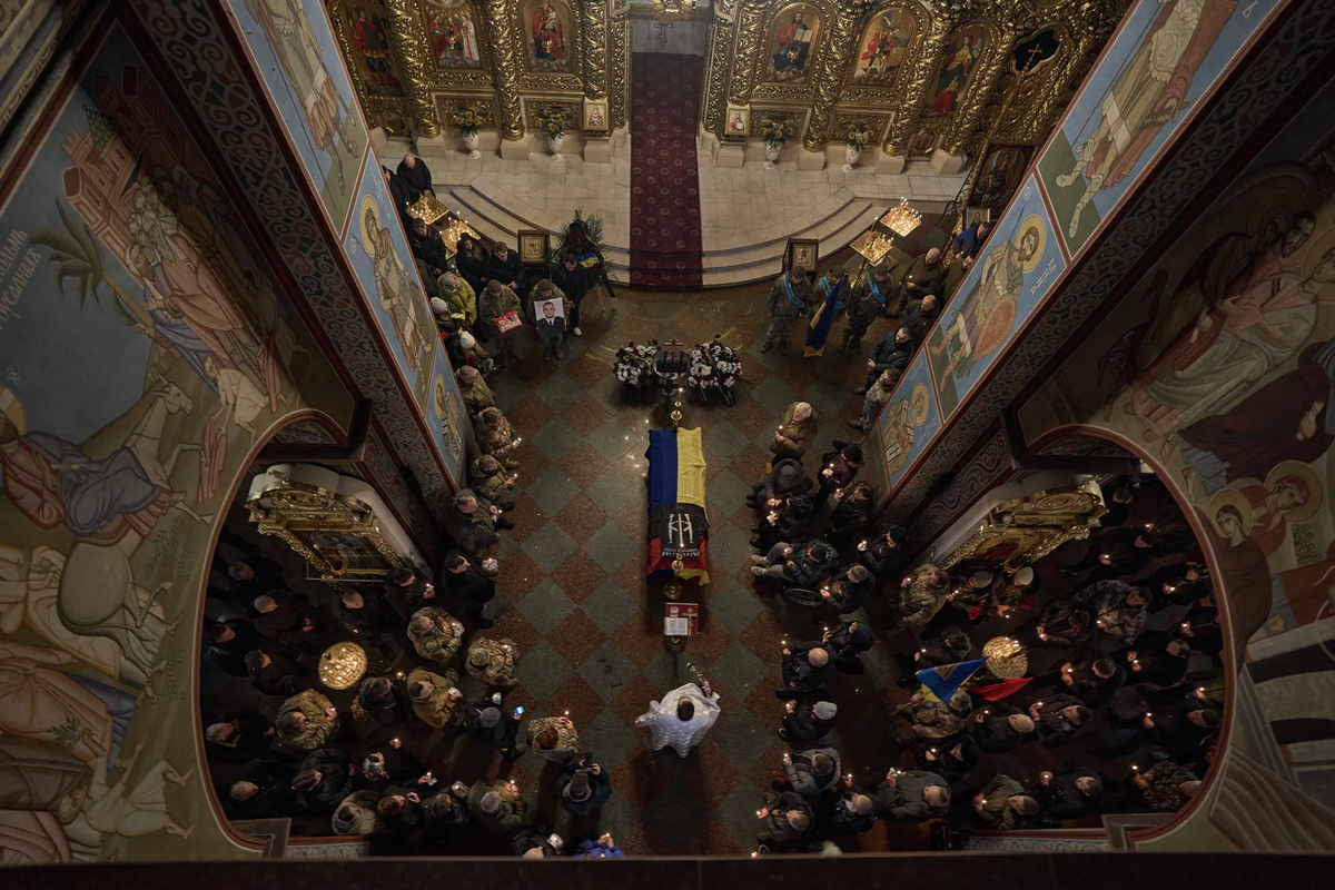 Barrabrava Pavel Vedibida en la despedida en Kiev.