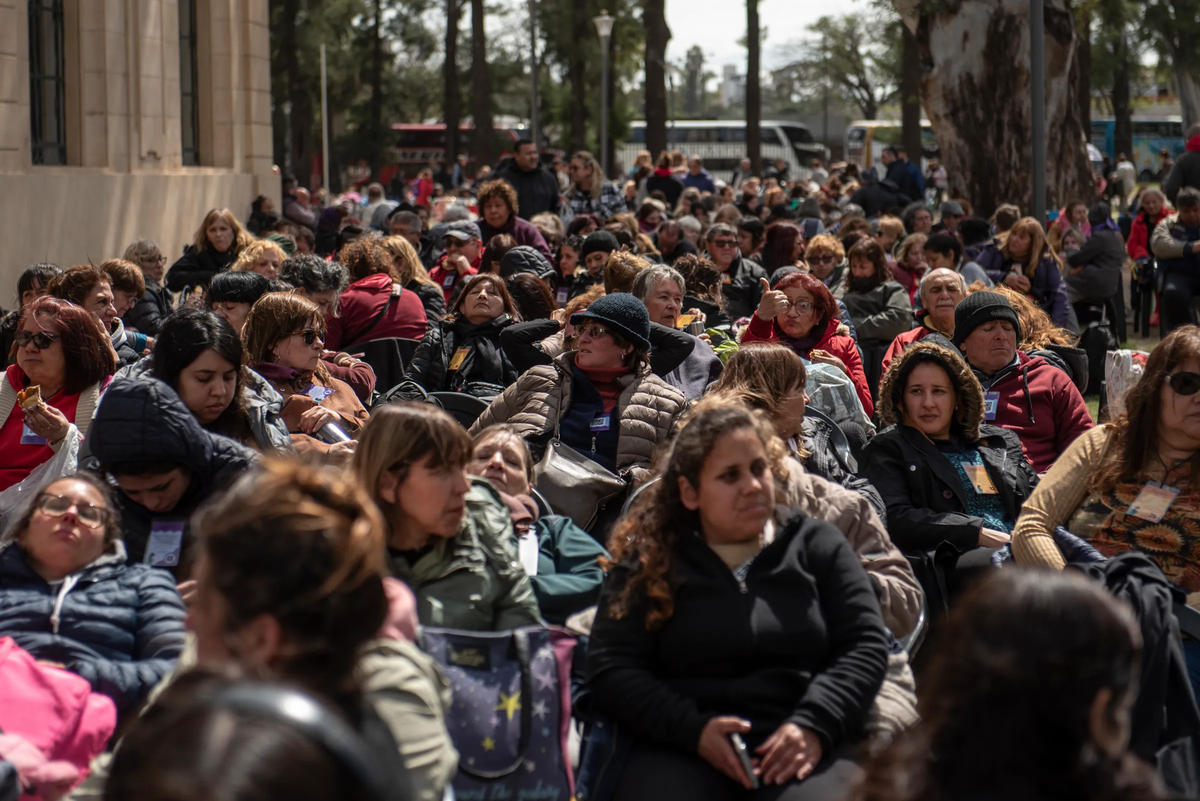 La ex Rural ya se convirtió en el epicentro religioso ante una marea de fieles que esperan por la bendición final. La ex Rural ya se convirtió en el epicentro religioso ante una marea de fieles que esperan por la bendición final. 