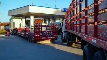 Colas de camiones para cargar combustible. Colas de camiones para cargar combustible.
