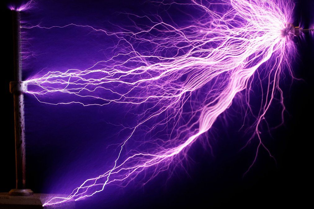 225W_Tesla_coil_-_arcs_(cropped)