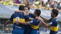 Emmanuel Gigliotti, de espaldas con el dorsal número 9, se abraza con sus compañeros de Boca Emmanuel Gigliotti, de espaldas con el dorsal número 9, se abraza con sus compañeros de Boca