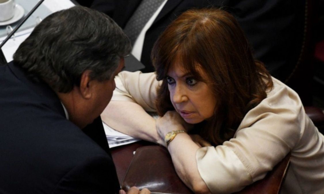 José Mayans, conversando con Cristina Fernández durante una sesión del Senado