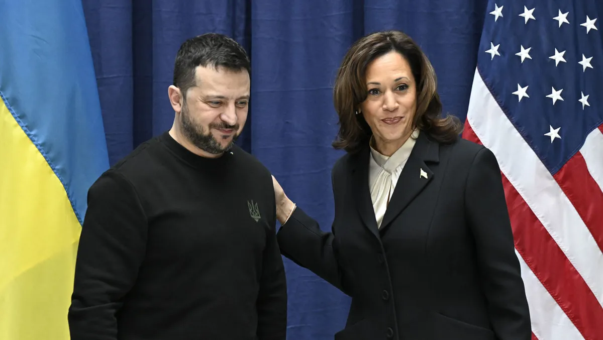 La vicepresidenta de EE.UU. Kamala Harris con el líder del régimen ucraniano, Vladímir Zelenski, en Múnich, Alemania, el 17 de febrero de 2024.Tobias Schwarz / AP La vicepresidenta de EE.UU. Kamala Harris con el líder del régimen ucraniano, Vladímir Zelenski, en Múnich, Alemania, el 17 de febrero de 2024.Tobias Schwarz / AP