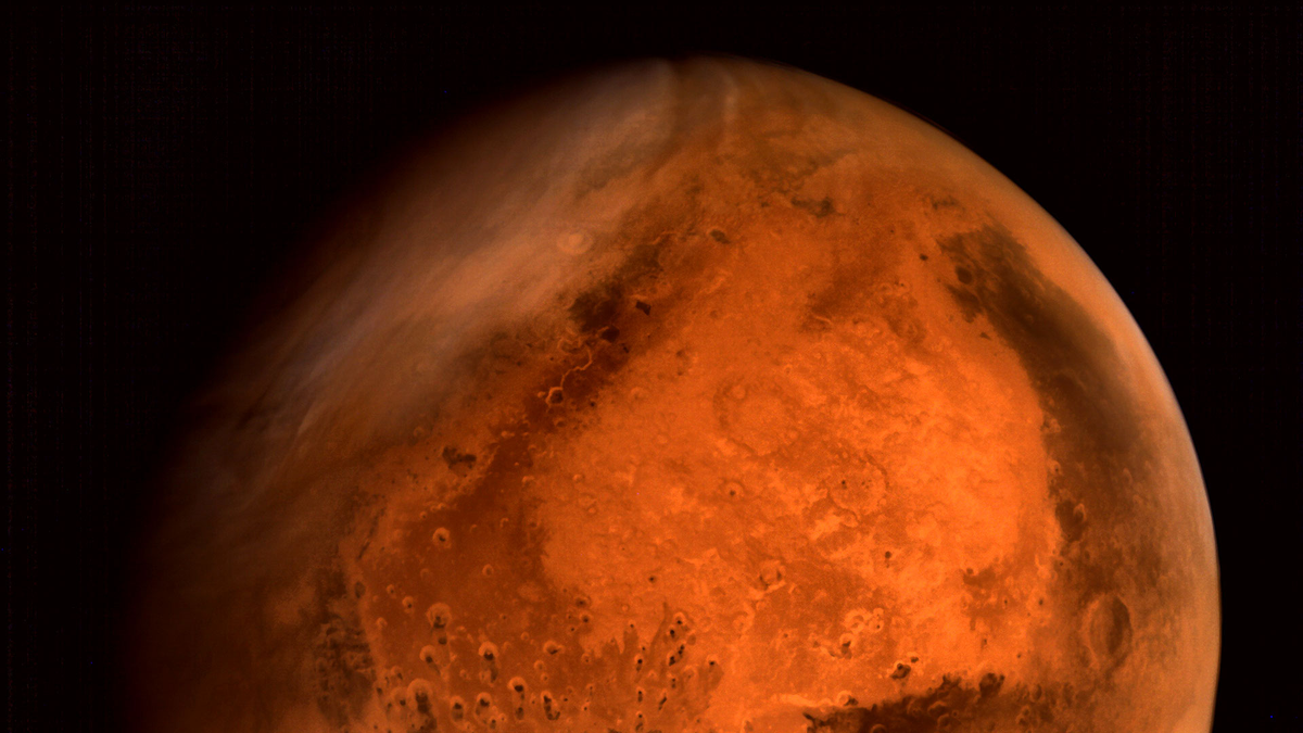 Además, la presión atmosférica es muy baja, alrededor del 0,6 % de la presión terrestre al nivel del mar. Además, la presión atmosférica es muy baja, alrededor del 0,6 % de la presión terrestre al nivel del mar.