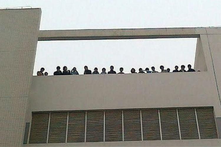 Trabajadores de Foxconn en la terraza de la planta