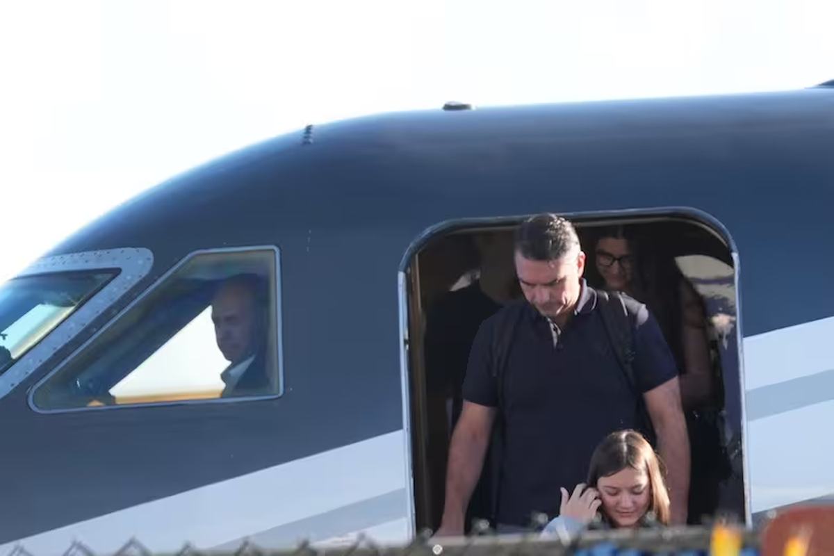 Bolsonaro al bajar del avión en Miami junto a su familia | Marta Lavandier - AP Bolsonaro al bajar del avión en Miami junto a su familia | Marta Lavandier - AP