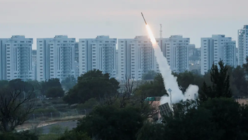 Israel lanza un misil interceptor del sistema Iron Dome, mientras se disparan cohetes desde Gaza, el 10/05/2023. Israel lanza un misil interceptor del sistema Iron Dome, mientras se disparan cohetes desde Gaza, el 10/05/2023.