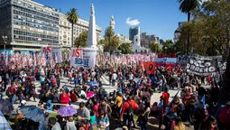 Los piqueteros ocupando la Plaza de Mayo, una imagen que quieren repetir las organizaciones sociales, esta vez con acampe y vigilia.