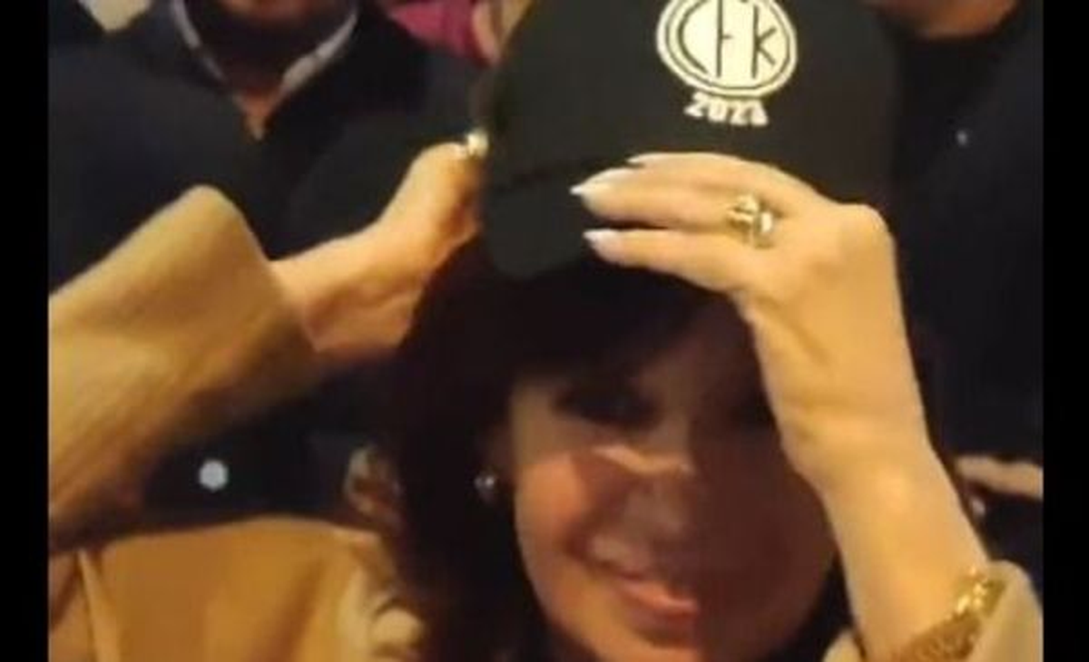 Cristina Kirchner luce una gorra con una sugestiva leyenda electoral. 