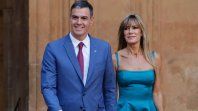 Begoña Gómez, esposa del presidente Pedro Sánchez, fue procesada por el juez Juan Carlos Peinado por cuatro delitos en una causa vinculada a su actividad en la Universidad Complutense. Begoña Gómez, esposa del presidente Pedro Sánchez, fue procesada por el juez Juan Carlos Peinado por cuatro delitos en una causa vinculada a su actividad en la Universidad Complutense.