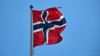 El gobierno del primer ministro de Noruega, Jonas Gahr Støre, ofreció recientemente 57 nuevas licencias de exploración. Seguiremos buscando más petróleo para entregarlo a Europa, prometió Støre, quien apuesta por desarrollar la industria en lugar de establecer fases de salida. Pese a la presión de los sectores más jóvenes de su partido, Støre no tiene intención de plantear un calendario de abandono, señaló BBC. El gobierno del primer ministro de Noruega, Jonas Gahr Støre, ofreció recientemente 57 nuevas licencias de exploración. Seguiremos buscando más petróleo para entregarlo a Europa, prometió Støre, quien apuesta por desarrollar la industria en lugar de establecer fases de salida. Pese a la presión de los sectores más jóvenes de su partido, Støre no tiene intención de plantear un calendario de abandono, señaló BBC.