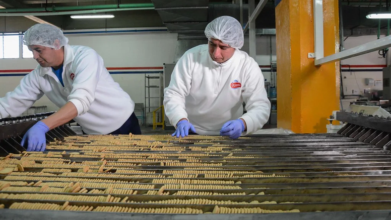 Paró otra reconocida fábrica y dispuso vacaciones obligatorias a 300 trabajadores