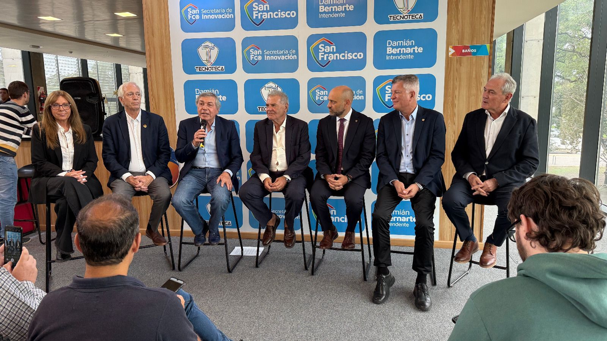 El ministro de Desarrollo Productivo provincial, Gustavo Puccini, impulsó una agenda común con Córdoba y Entre Ríos para enfrentar las barreras comerciales europeas y proteger la cadena de valor de la soja. El ministro de Desarrollo Productivo provincial, Gustavo Puccini, impulsó una agenda común con Córdoba y Entre Ríos para enfrentar las barreras comerciales europeas y proteger la cadena de valor de la soja.