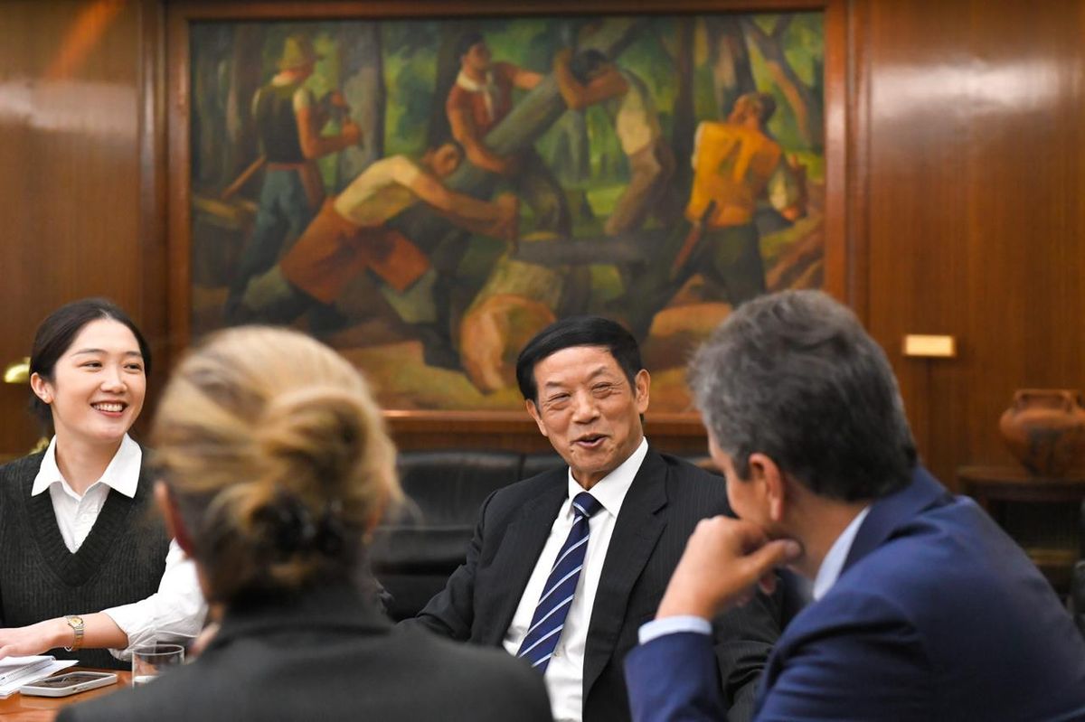 Sergio Massa con Deng Yin Qi, de China Gezhouba Group Co. Ltd.