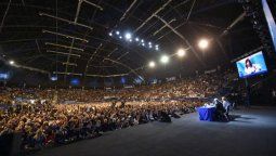 altText(Con encuestas a favor, CFK fue al DirecTV Arena y hubo foto con Massa)}