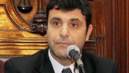 altText(El Gobierno va por la cabeza del juez Armella)}