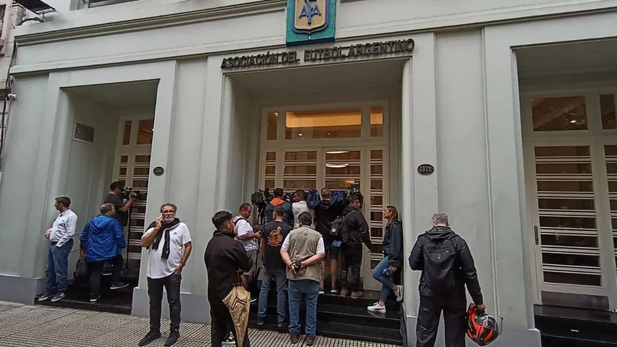 El foco de la nota está puesto en los papeles, las empresas y el impacto institucional más que en el contenido periodístico del stream. El foco de la nota está puesto en los papeles, las empresas y el impacto institucional más que en el contenido periodístico del stream.