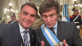 Flávio Bolsonaro y Javier Milei. Flávio Bolsonaro y Javier Milei.