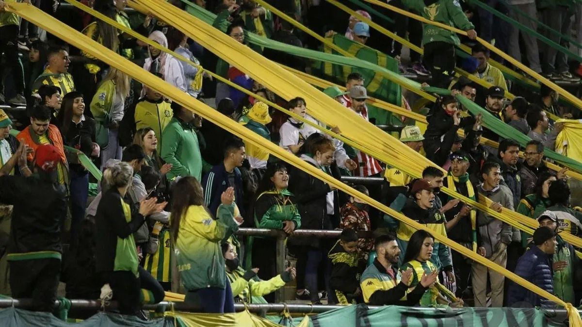 Aldosivi atraviesa una dura crisis institucional y futbolística que arrancó con la quema autos, ahora, echó al DT Leandro Somoza.