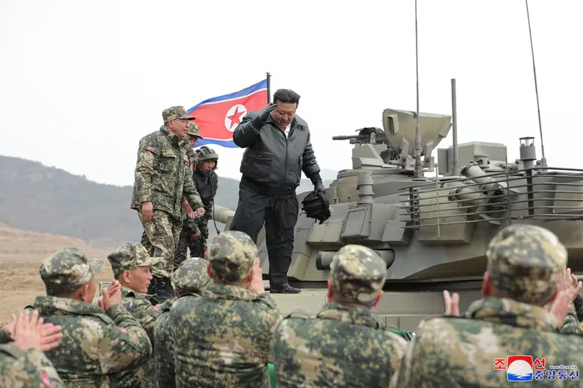 Kim Jong-un aplaudido por los s&uacute;bditos militares.