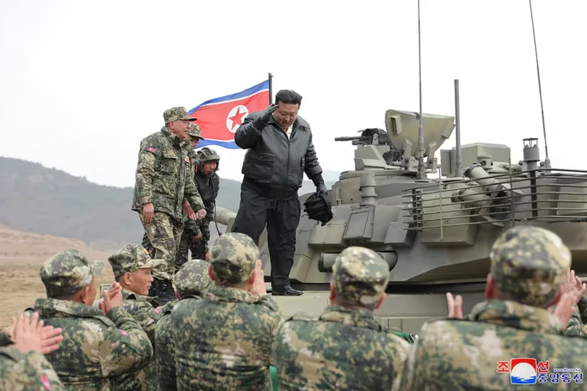 Kim Jong-un aplaudido por los súbditos militares. Kim Jong-un aplaudido por los súbditos militares.